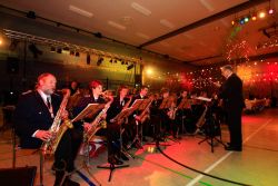 Auftritt des Musikzuges beim Großen Kameradschaftsabend der Reinfelder Feuerwehr.